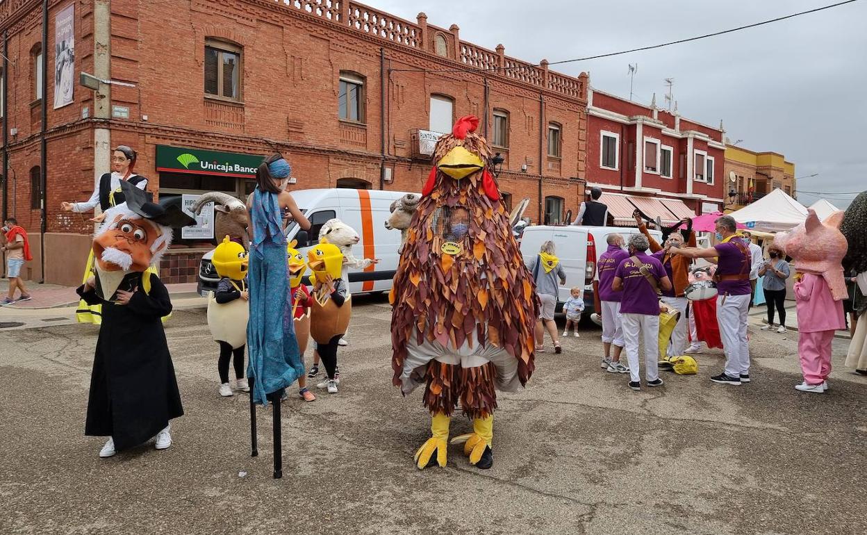 Gigantes, cabezudos y otros personajes del grupo La Pinaza animan la feria en Cisneros.