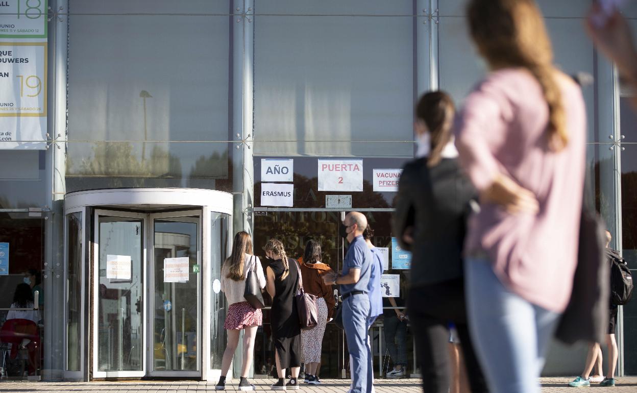 Jóvenes que participan en el programa Erasmus esperan para vacunarse en el Centro Cultural Miguel Delibes de Valladolid.