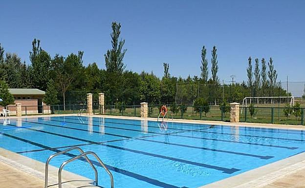 Imagen principal - Arriba, piscina municipales. Abajo, integrantes del grupo Per-Versiones y Probe Miguel. 