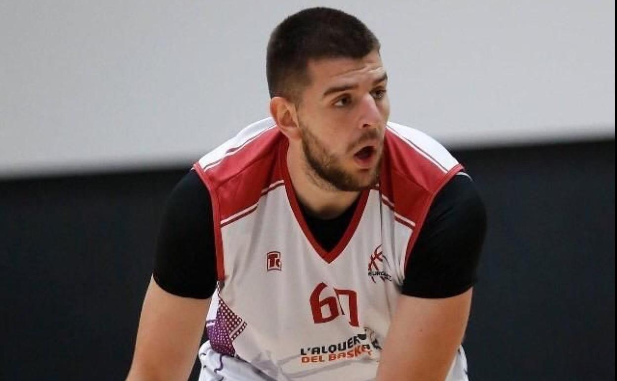 El 'gigante' serbio Milan Pavlovic, de 2.13 de altura, nuevo '5' para el Aquimisa Carbajosa