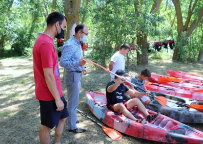 Imagen secundaria 1 - Las piraguas se han convertido en un gran atractivo turístico de Torquemada en verano. Abajo, el monitor Humberto Brun realiza una demostración del manejo de las piraguas. 