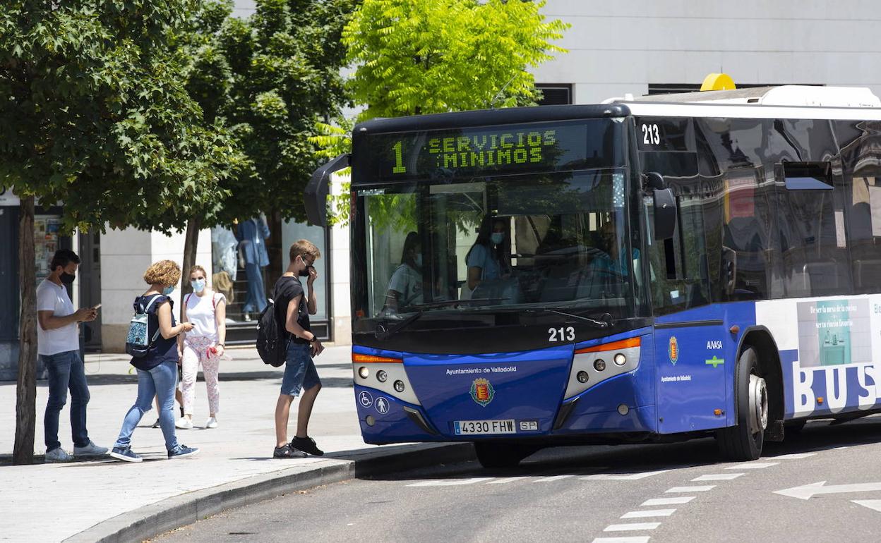Un autobús de aubasa en una parada de la ciudad. 