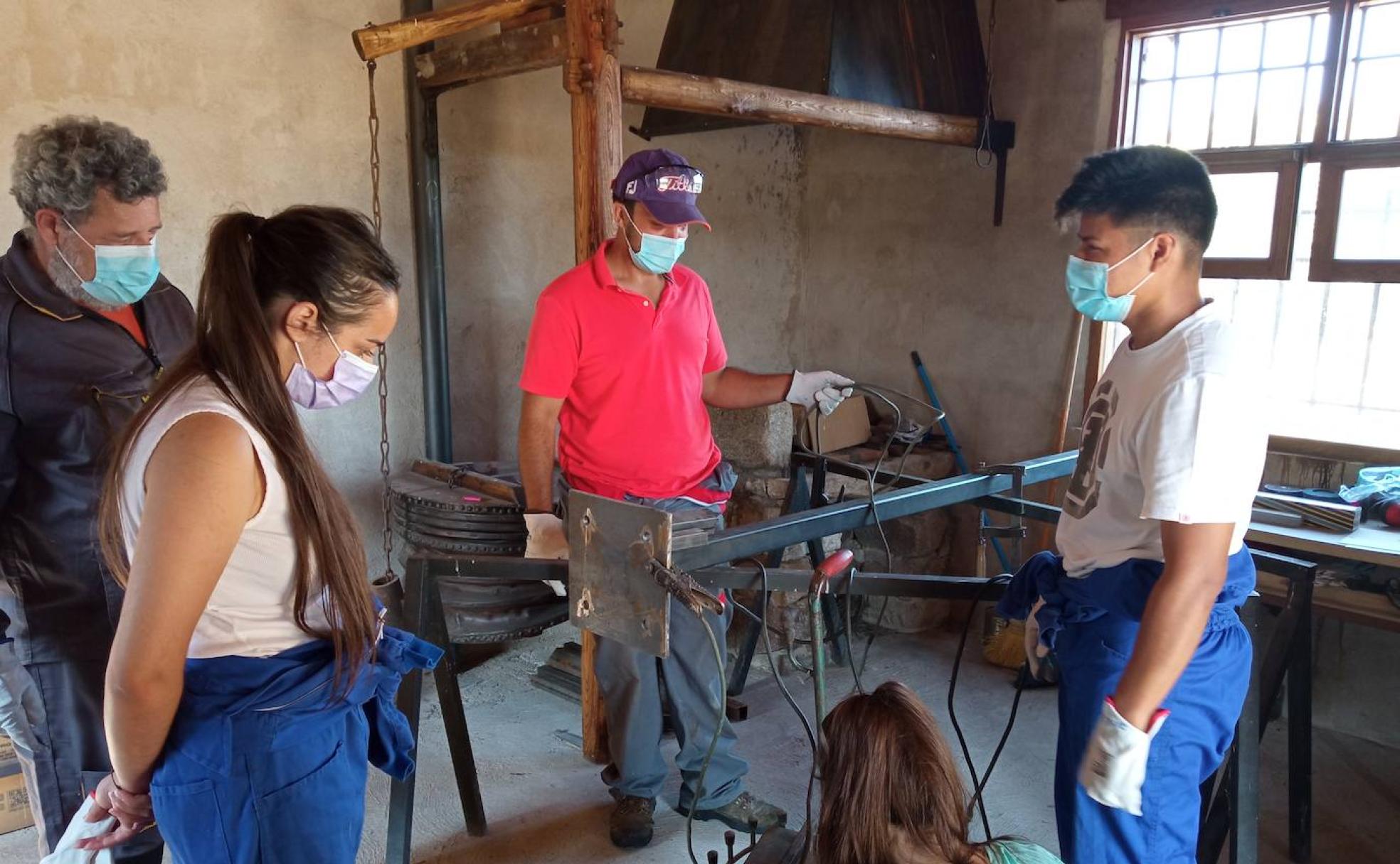 Los jóvenes durante el curso de soldadura y forja artística. 