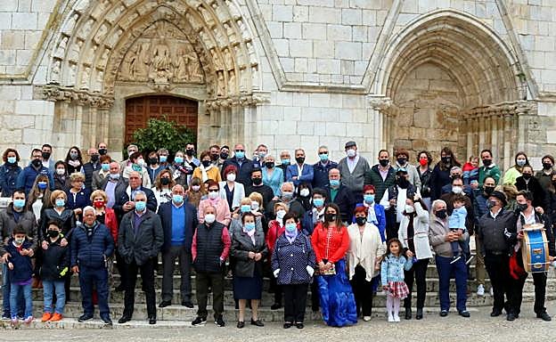 Los herrerenses participaron en la foto de familia como recuerdo de la fiesta de San Isidro Labrador 2021.