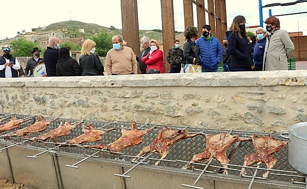 Más de 200 raciones de lechazo asado al hierro se repartieron con motivo de las fiestas de San Isidro Labrador. 