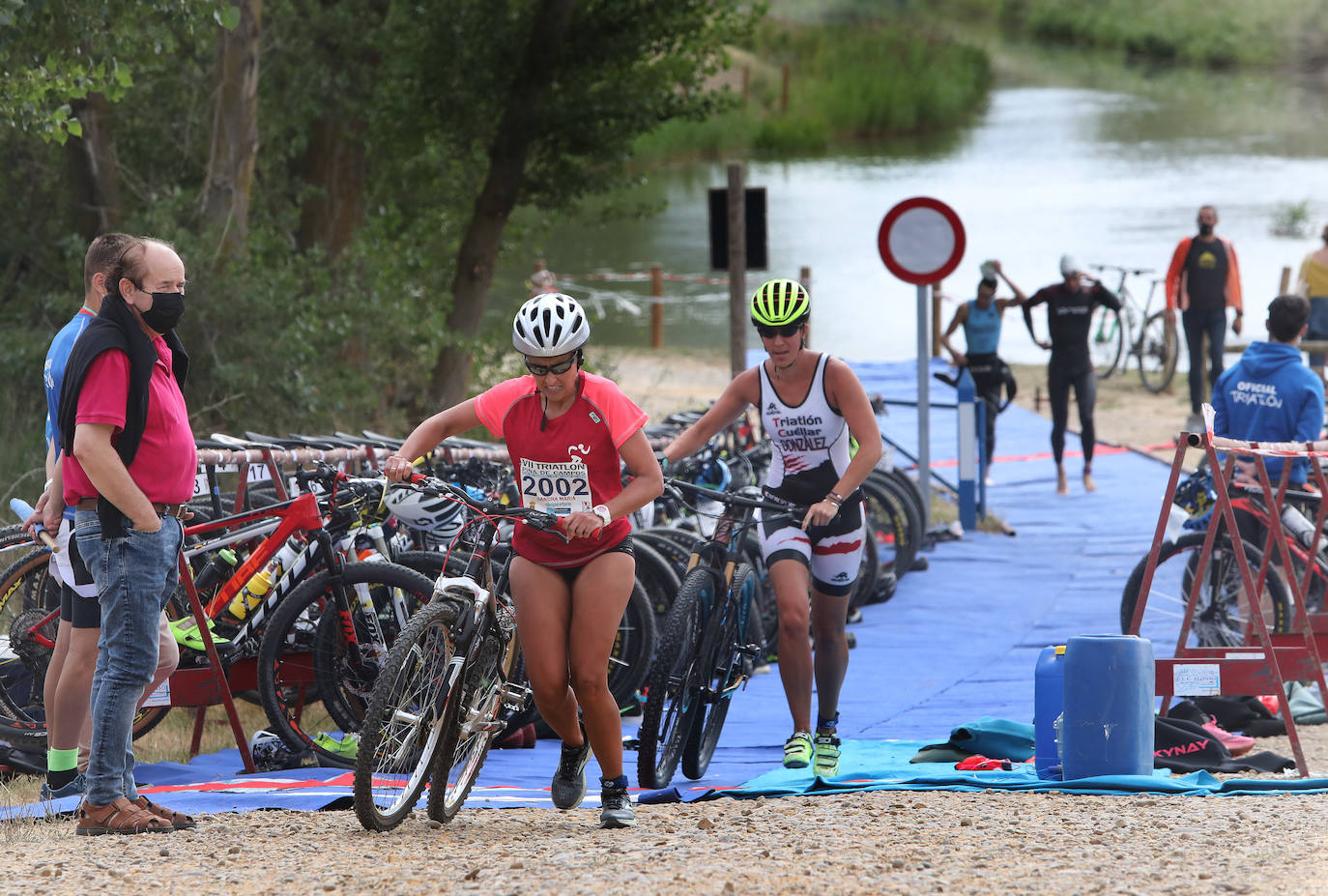 Fotos: Jaime Izquierdo y Laura Fernández se imponen en el Triatlón de Piña de Campos