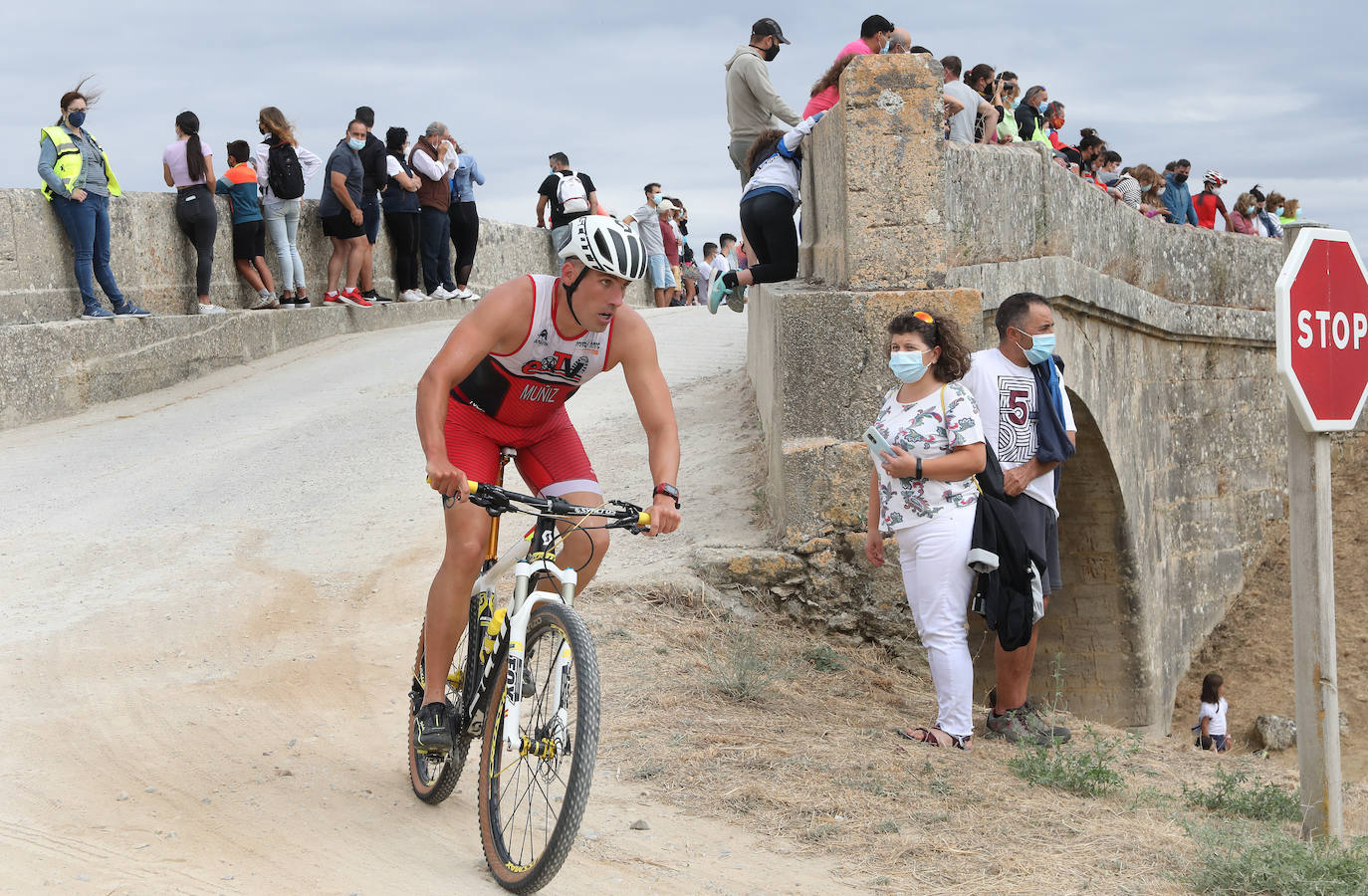 Fotos: Jaime Izquierdo y Laura Fernández se imponen en el Triatlón de Piña de Campos