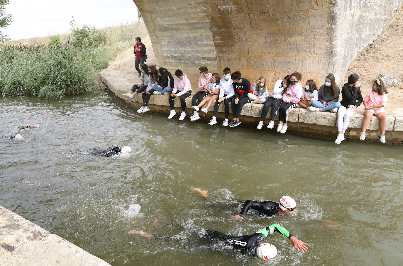 Fotos: Jaime Izquierdo y Laura Fernández se imponen en el Triatlón de Piña de Campos