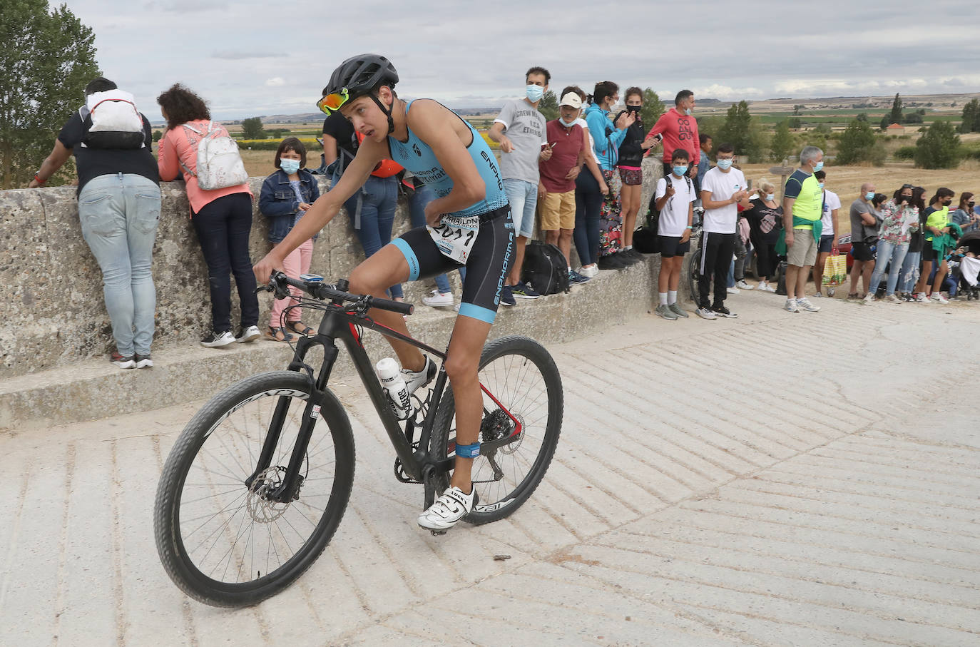 Fotos: Jaime Izquierdo y Laura Fernández se imponen en el Triatlón de Piña de Campos