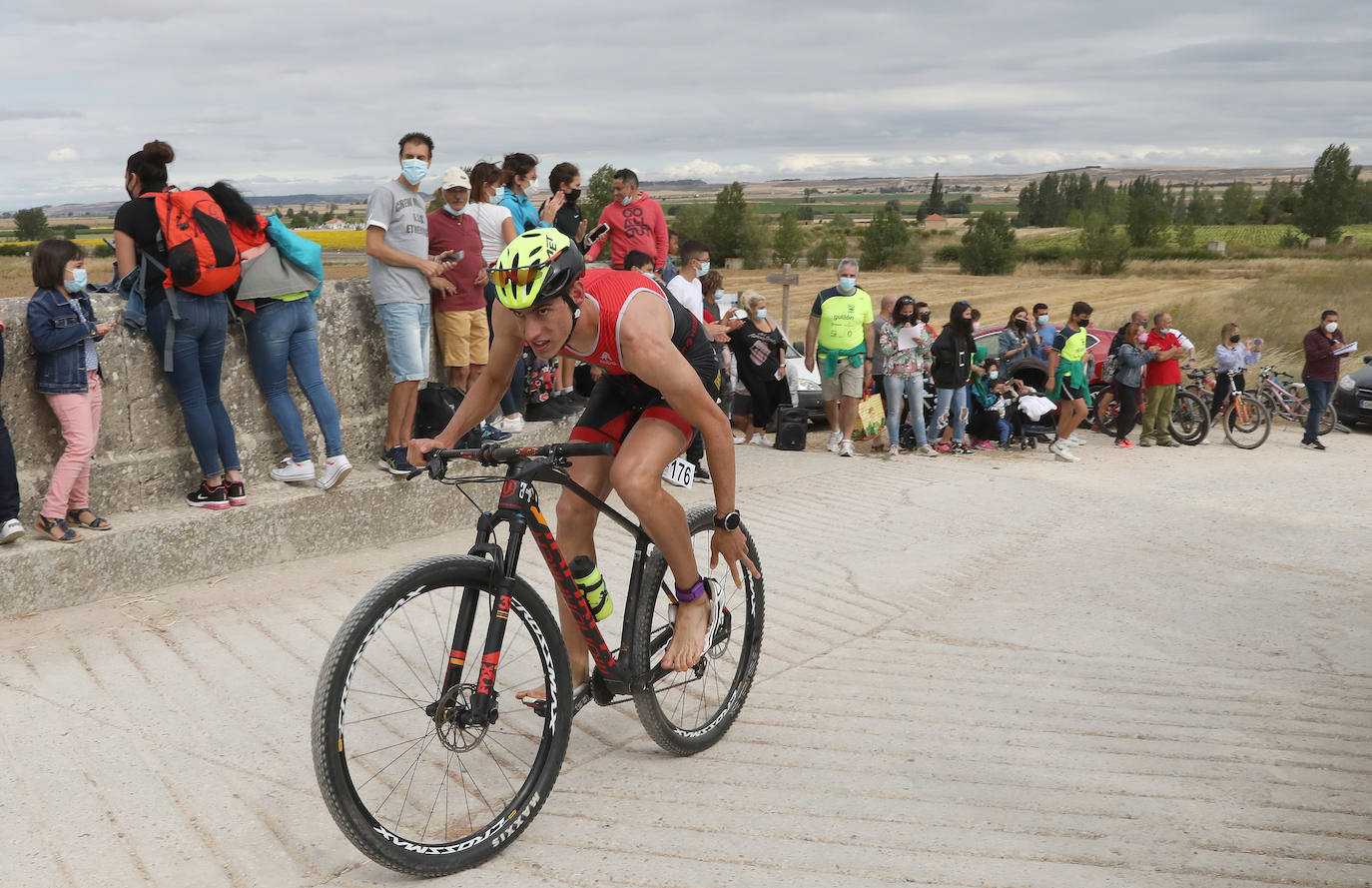 Fotos: Jaime Izquierdo y Laura Fernández se imponen en el Triatlón de Piña de Campos