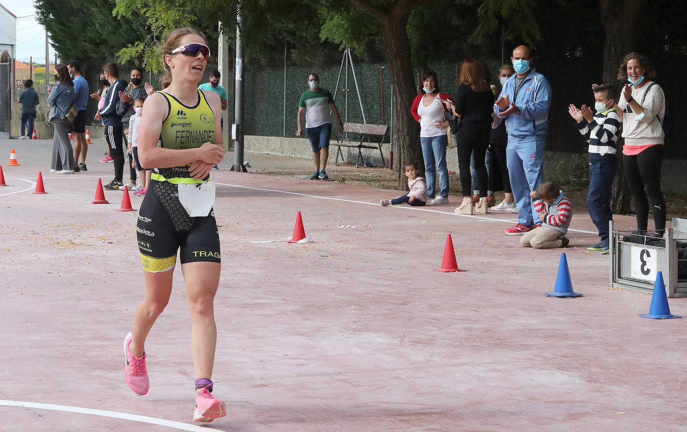 Fotos: Jaime Izquierdo y Laura Fernández se imponen en el Triatlón de Piña de Campos