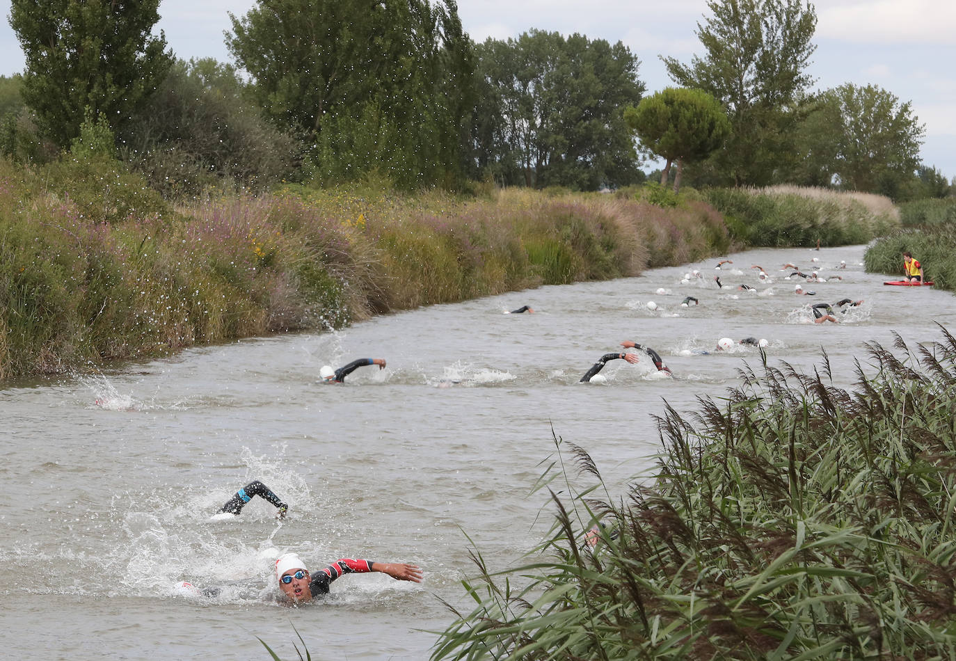 Fotos: Jaime Izquierdo y Laura Fernández se imponen en el Triatlón de Piña de Campos