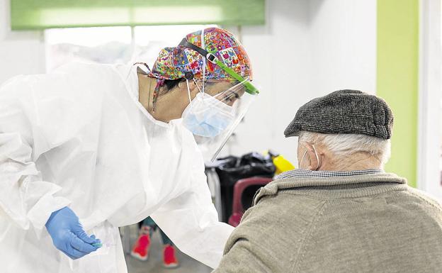 La quinta ola entra en las residencias de Castilla y León con más de 200 contagios y 401 aislados 