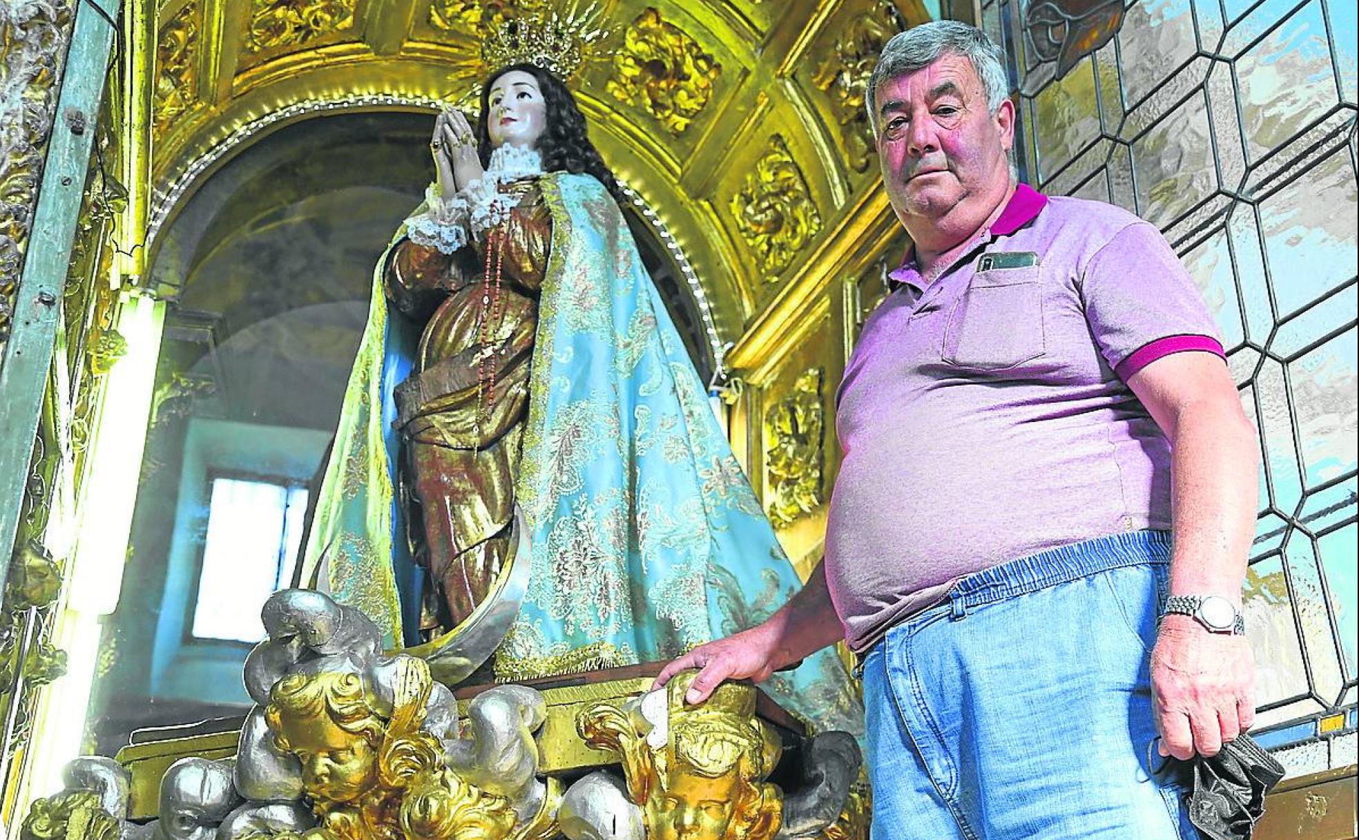 Mariano Cuadrado Pérez, junto a la Virgen de los Pegotes. 