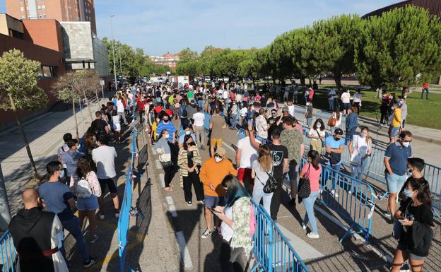 Colas de jóvenes esta mañana en Campos Góticos.