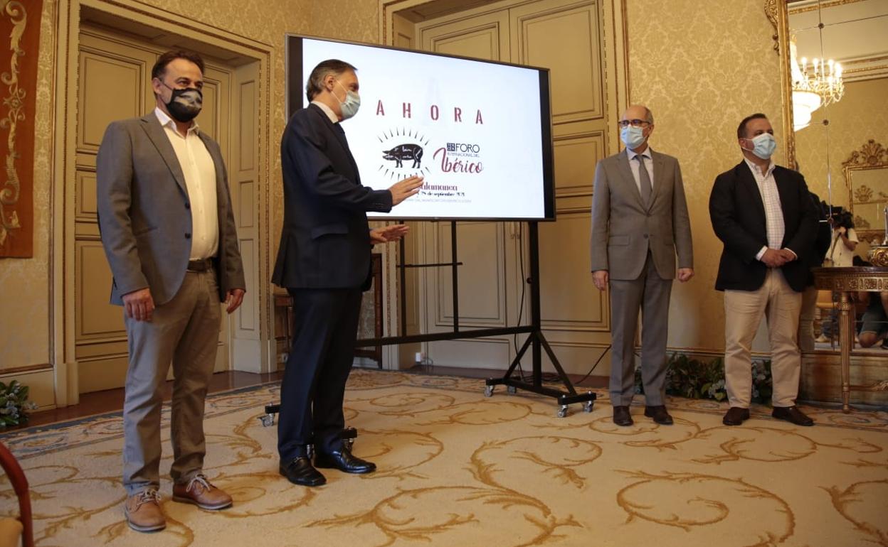 Presentación del III Foro Internacional del Ibérico en el Salón de Recepciones del Ayuntamiento. 