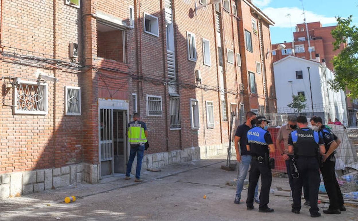 Los agentes trabajan en el lugar de los hechos, el lunes por la tarde.