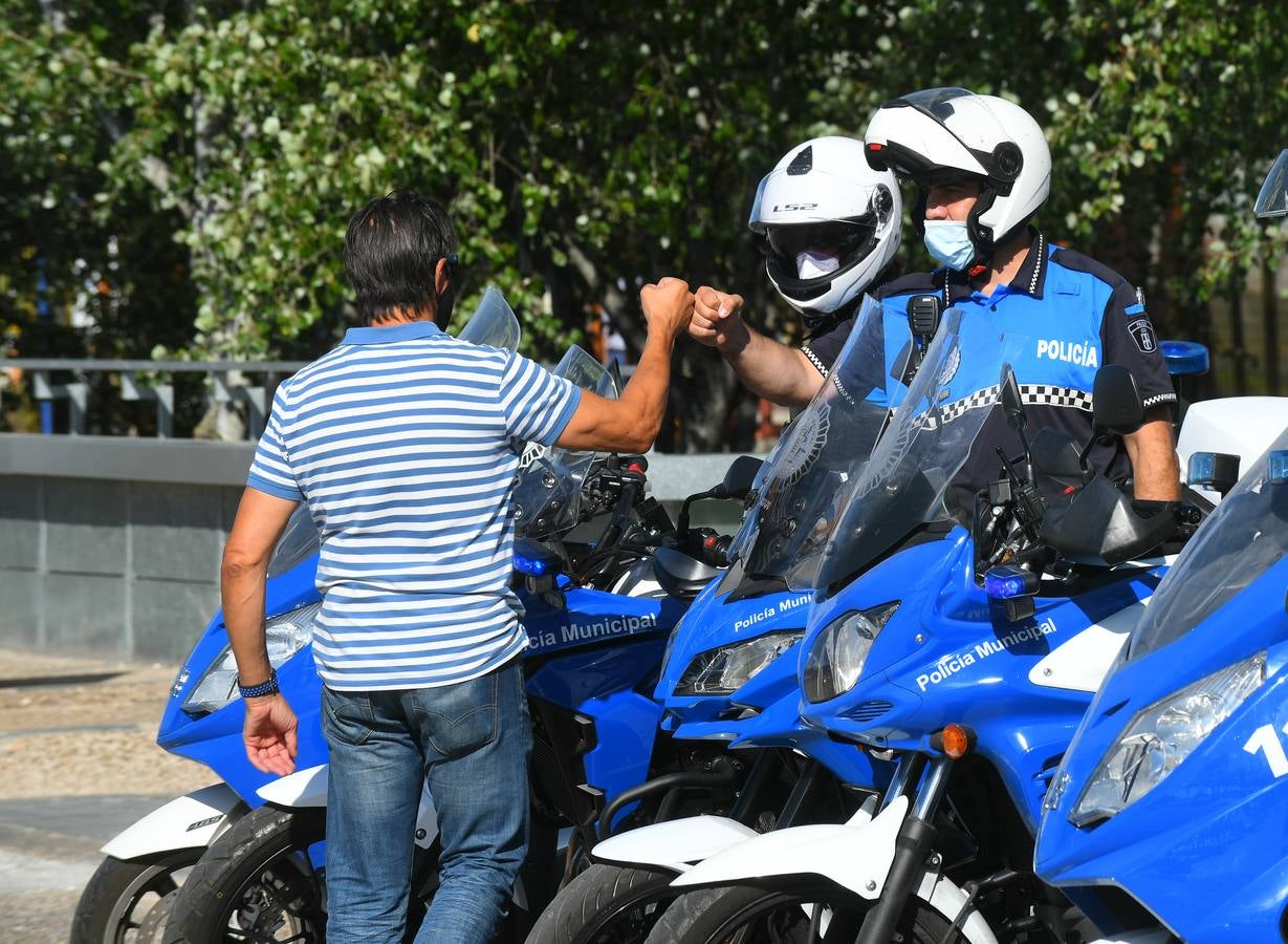 Fotos:Concentración de apoyo al policía herido, a las puertas del hospital Río Hortega