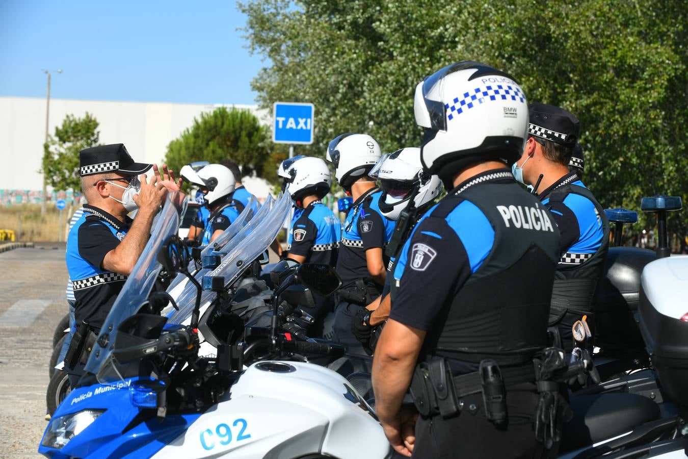 Fotos:Concentración de apoyo al policía herido, a las puertas del hospital Río Hortega