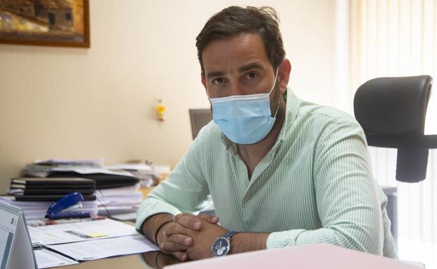 Miguel Ángel Blanco Pastor, alcalde de Dueñas, en su despacho del Ayuntamiento. 