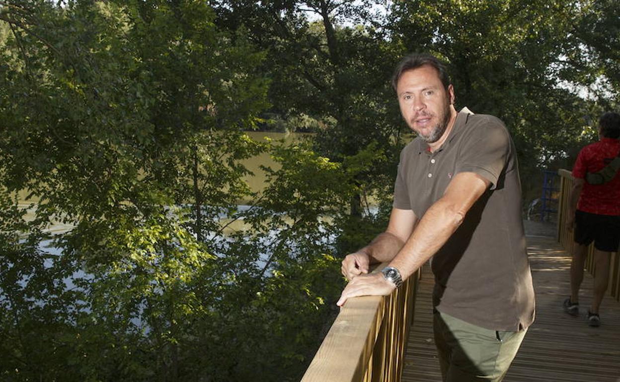 Óscar Puente, en una foto el pasado verano junto al Pisuerga.