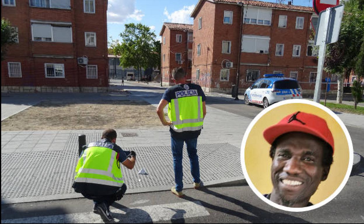 Dos agentes de la Policía Científica toman fotografías del rastro de sangre dejado por el herido, imagen derecha.