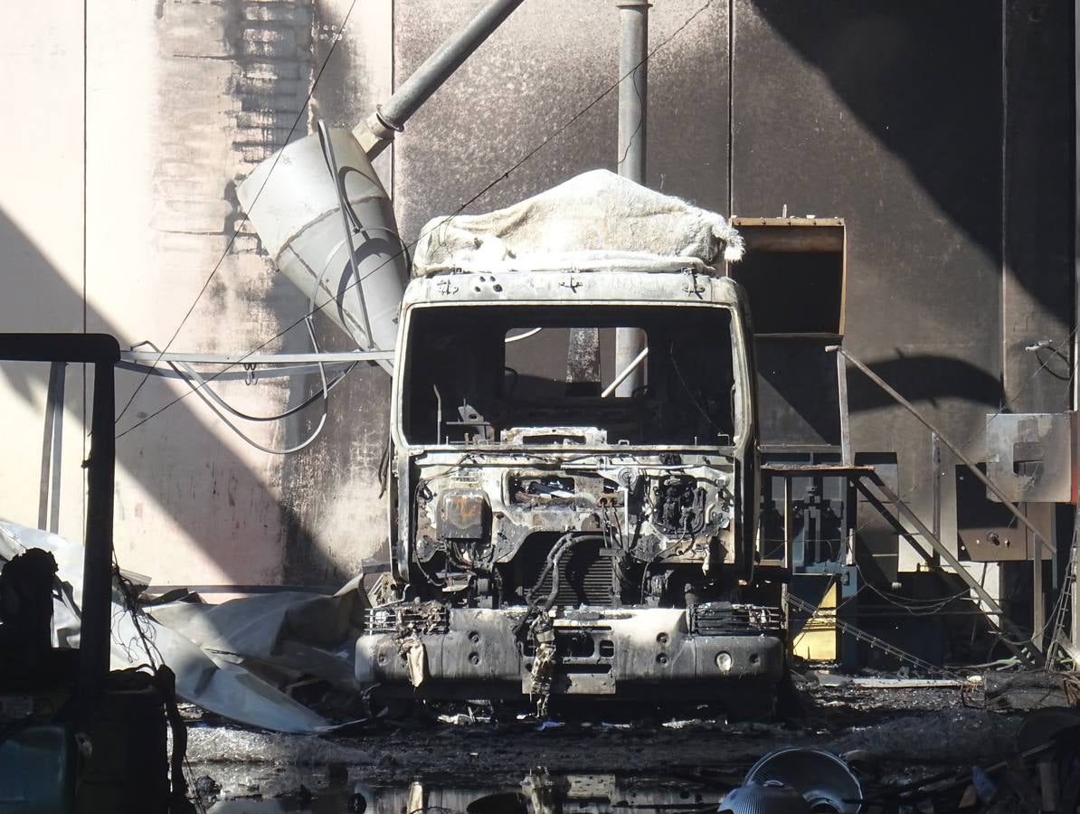 Fotos: Incendio en una empresa de palés del Polígono de San Cristóbal de Valladolid