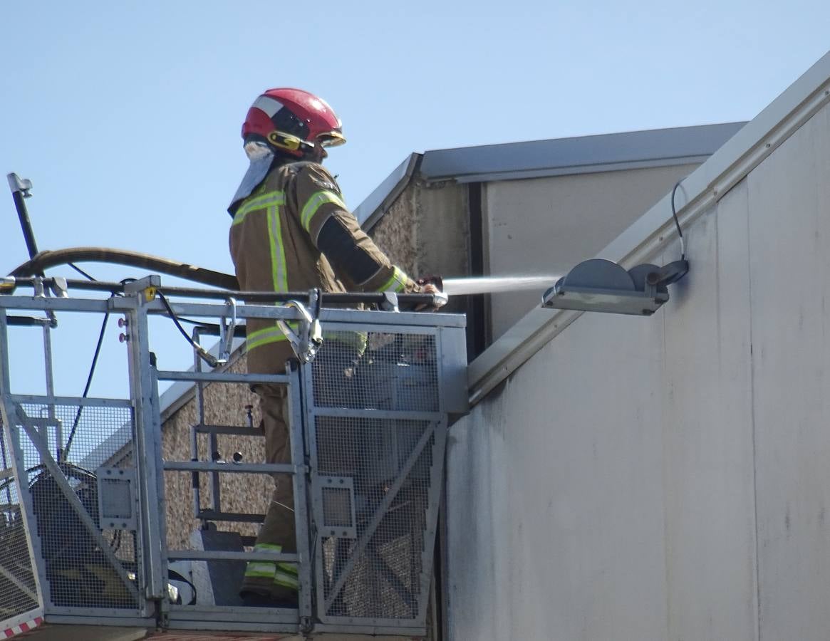 Fotos: Incendio en una empresa de palés del Polígono de San Cristóbal de Valladolid