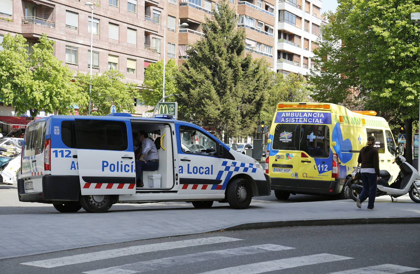 La Policía Local y una ambulancia en la avenida de Manuel Rivera, en una foto de archivo. 