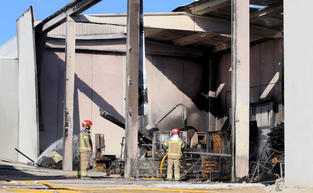 Los bomberos ya habían controlado el incendio esta mañana.