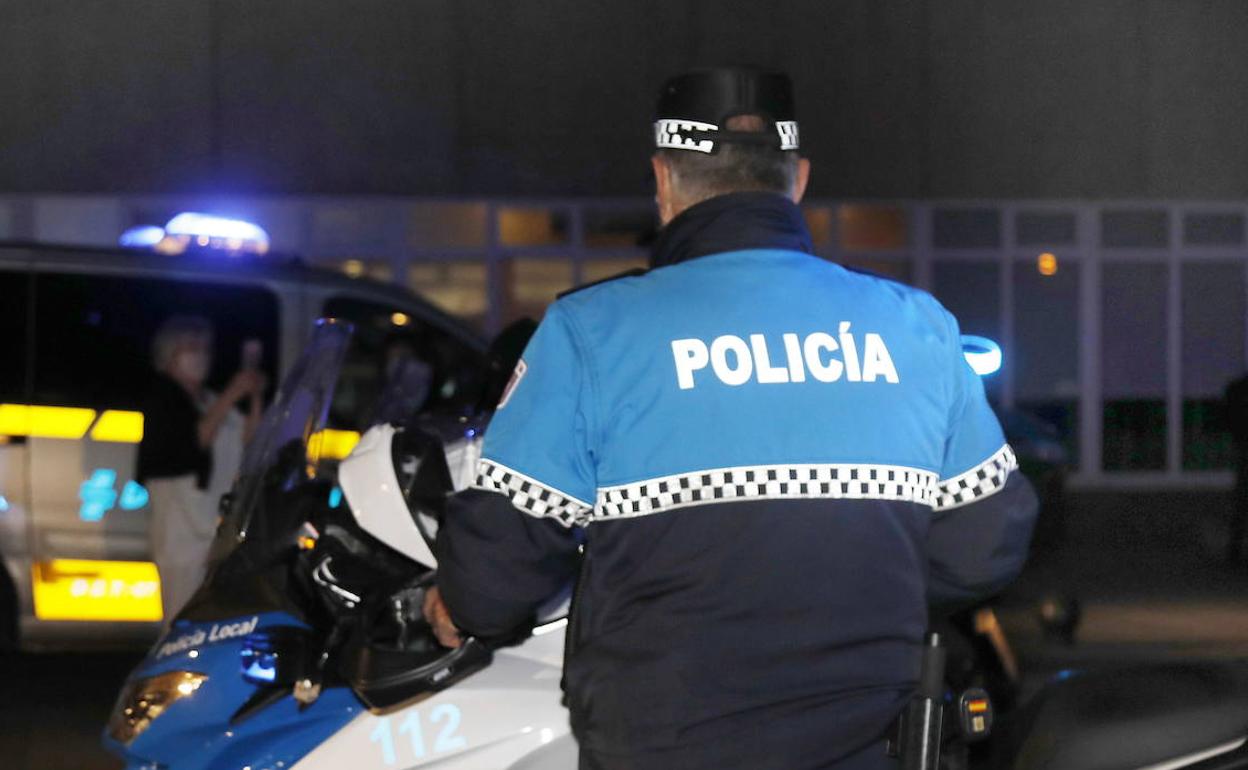 La Policía desaloja a un hombre del baño de un bar de Palencia con un cuchillo