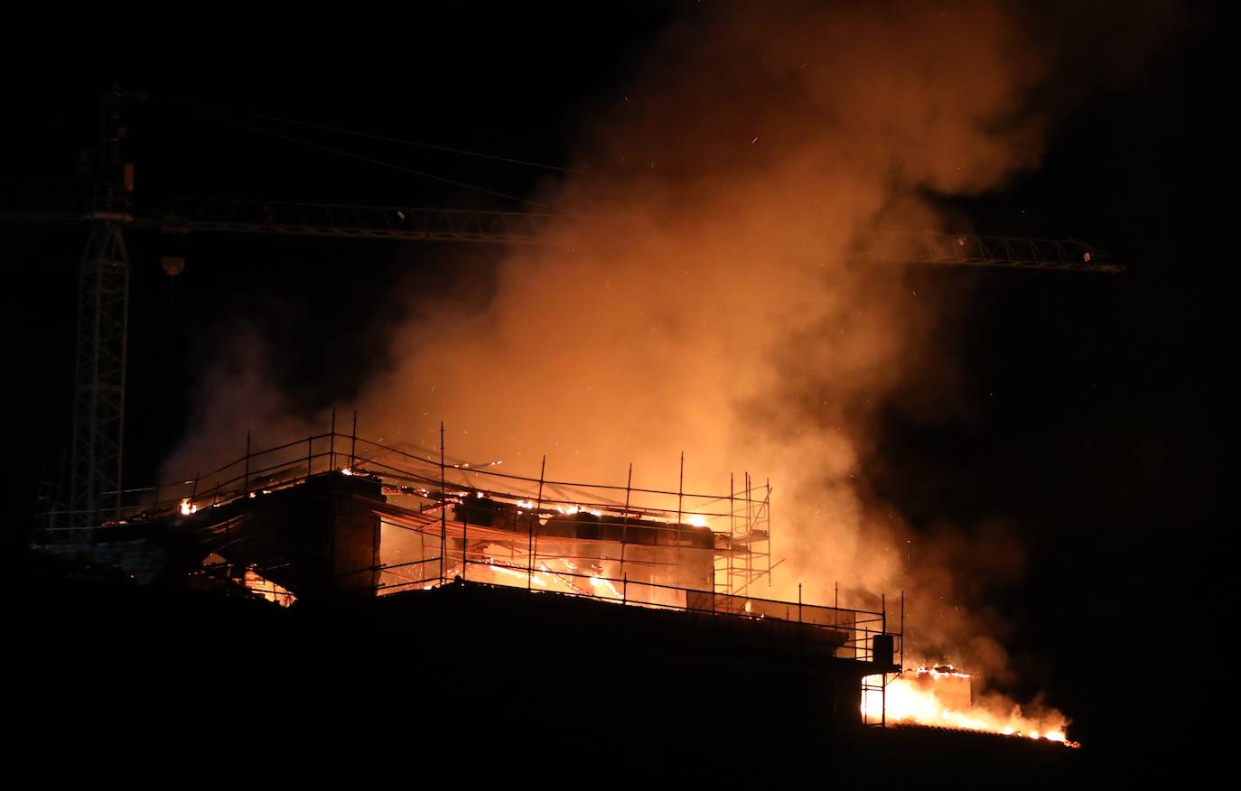 La cubierta del santuario arde en la noche del jueves. 