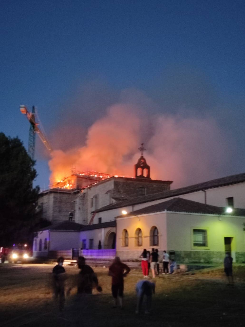A partir de las 21 horas, se desató un incendio en el tejado del templo de Ampudia. 