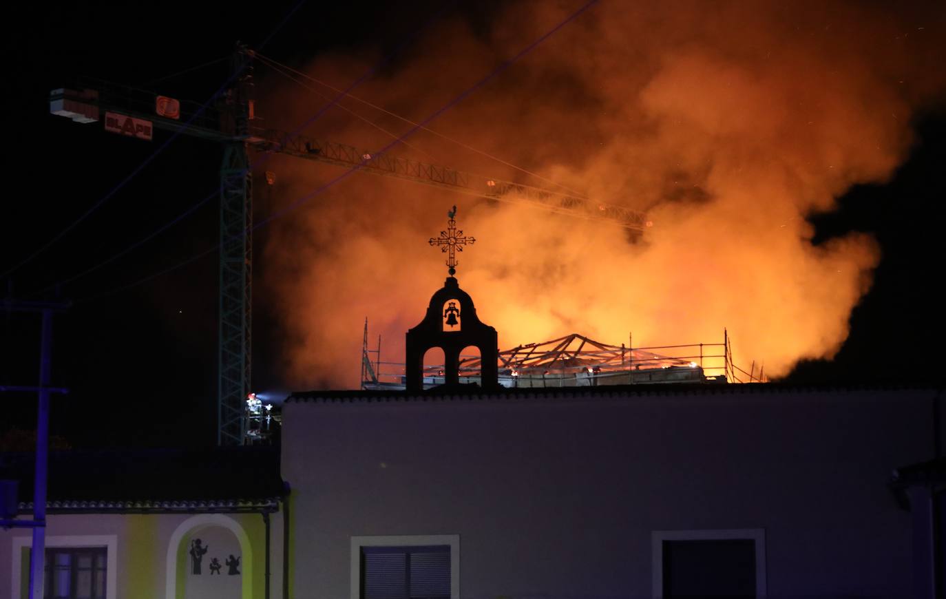 A partir de las 21 horas, se desató un incendio en el tejado del templo de Ampudia. 