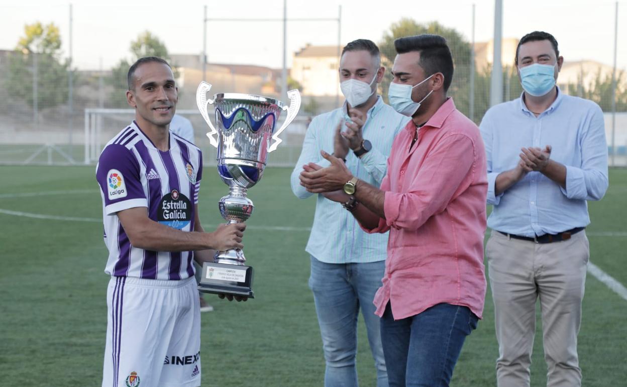Nacho recoge el trofeo de la primera edición del Villa de Zaratán.