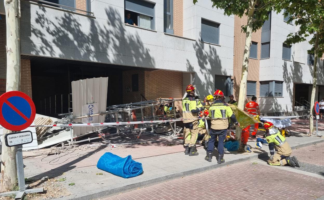 Los bomberos atienden a los heridos. 