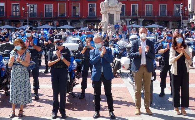 La intendente Julia González y el alcalde accidental, Manuel Saravia, aplauden en el acto de homenaje al polícía fallecido. 