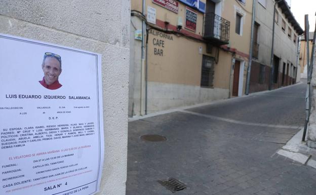 Esquela de Luis Eduardo Izquierdo colocada en la tarde de este viernes en una calle de Cuéllar. 