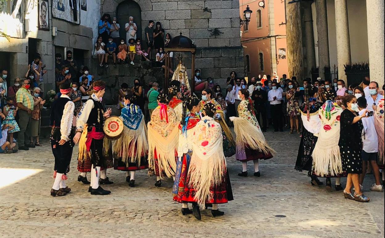 Bailes ante Nuestra Señora de las Nieves en Mogarraz y misa como únicos actos festivos