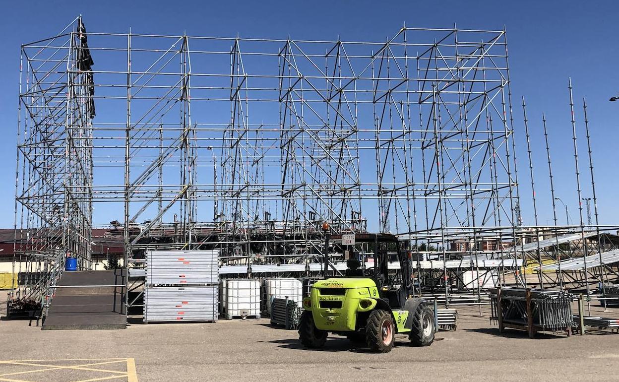 Trabajos de montaje del escenario de Sonorama Ribera ayer.