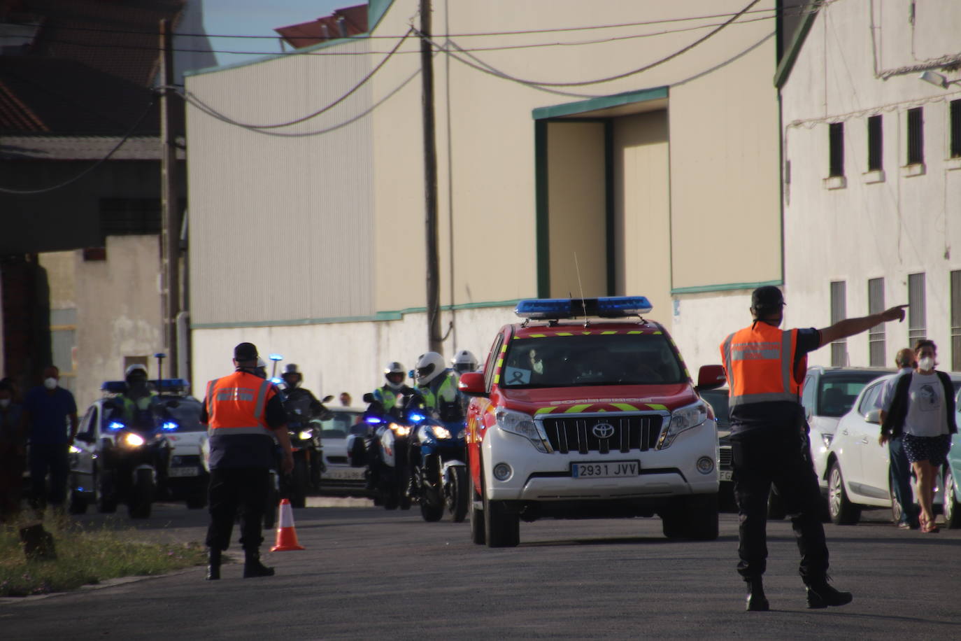 Fotos: Llegada de la comitiva con el cuerpo del policía fallecido en Valladoild al tanatorio del Cuéllar