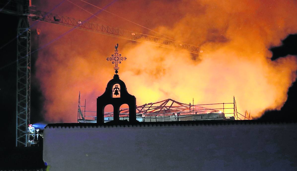 Ampudia recupera el aliento al constatar que el interior del templo no sufre daños