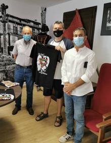 Imagen secundaria 2 - Arriba, el ganador del certamen junto al alcalde, y debajo dos de los premiados con los accesits.