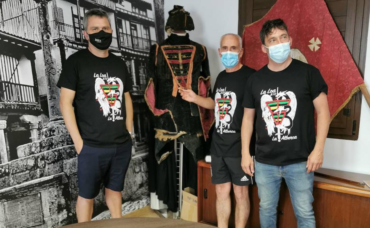 Los premiados vistiendo la camiseta con el logo seleccionado, junto al traje del diablo de La Loa.