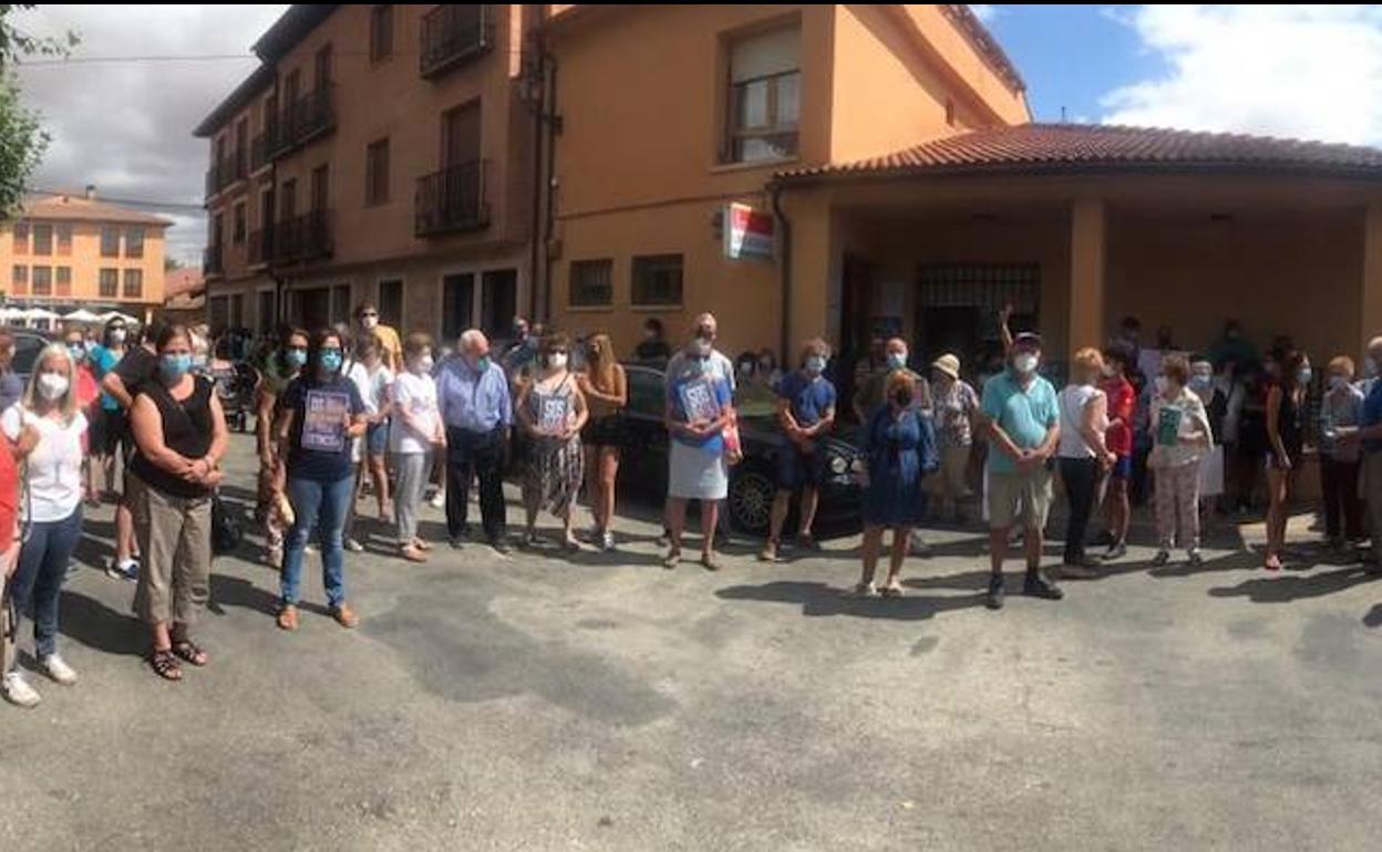 Concentración de protesta ante el centro rural de Ayllón, este sábado. 