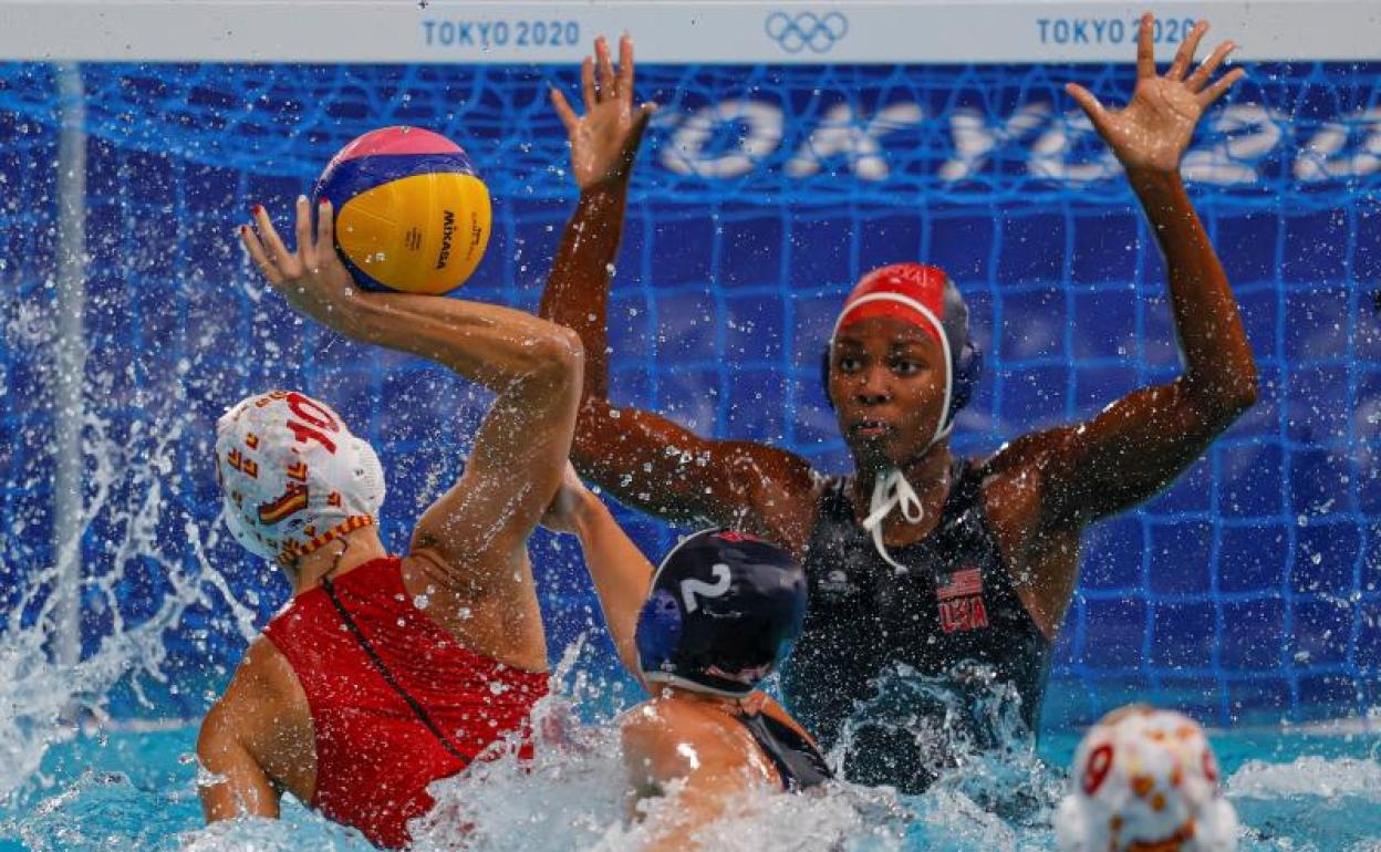 La española Roser Tarragó lanza el balón a la portería defendida por la estadounidense Ashleigh Johnson.