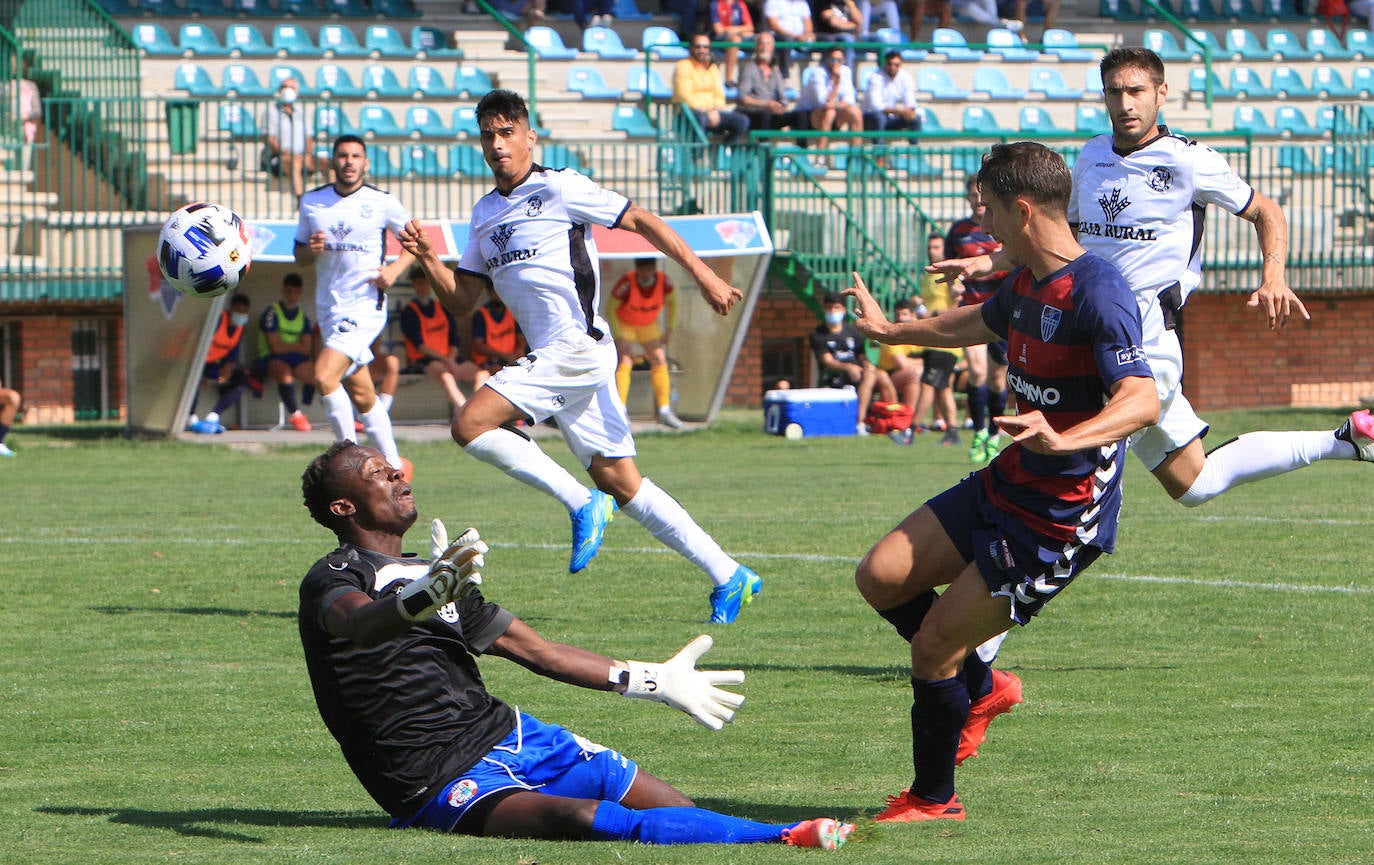 Szymanowski pica el balón por encima del portero del Zamora en su primer gol como jugador de la Segoviana.