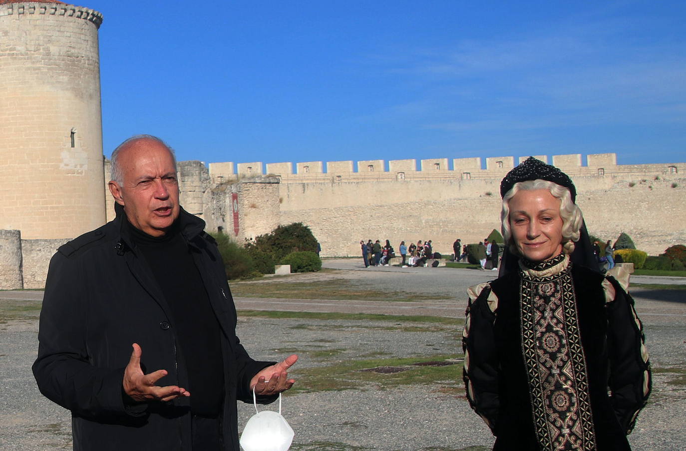 José Luis Moreno y Jane Seymour, el pasado otoño, delante del castillo de Cuéllar. 