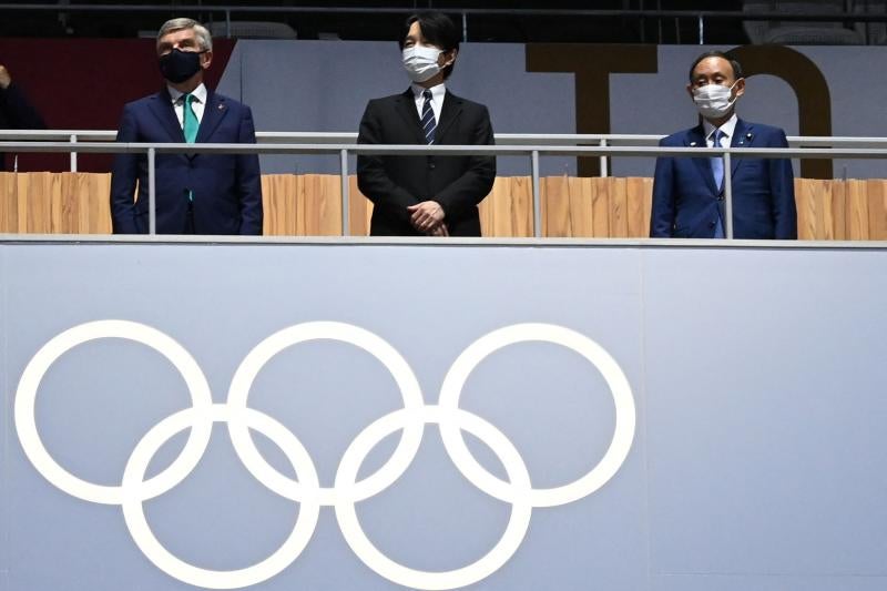 El primer ministro de Japón, Yoshihide Suga (derecha), el emperador de Japón Naruhito (centro) y el presidente del Comité Olímpico Internacional (COI) Thomas Bach (izquierda), durante la ceremonia de clausura de los Juegos Olímpicos de Tokio 2020.