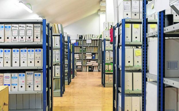 Estanterías llenas de archivos y documentos, en el espacio del archivo de la Junta.